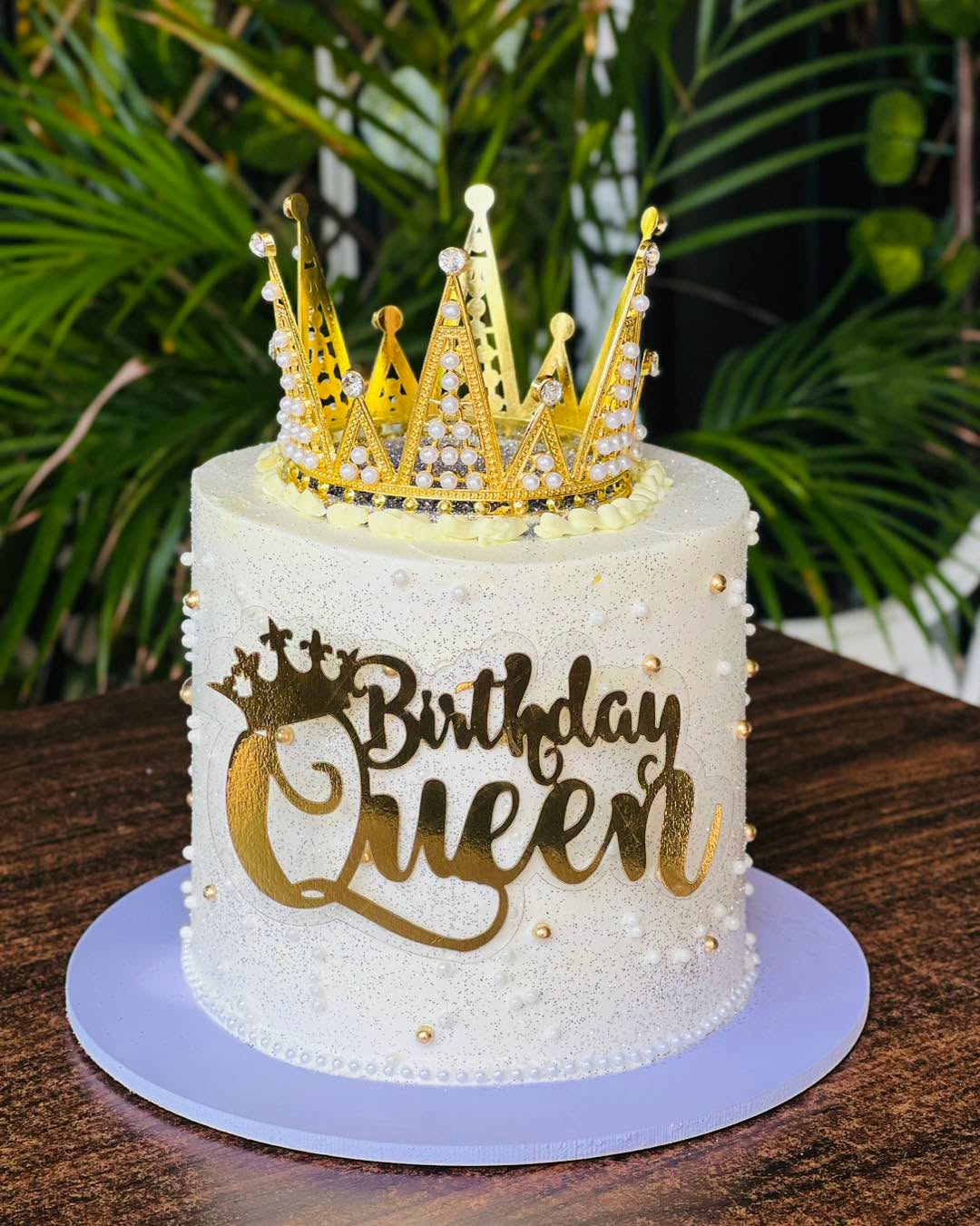 Queque blanco con corona dorada