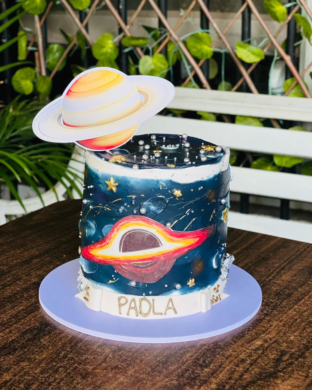 Queque azul con temática del espacio
