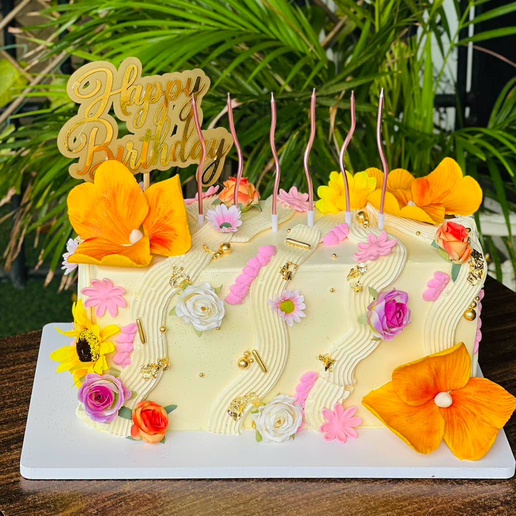 Queque rectangular decorado con flores de colores